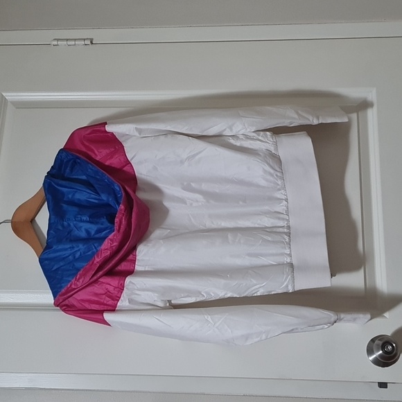 Nike windproof jacket in size small, fits AUD 8. - Picture 3 of 3